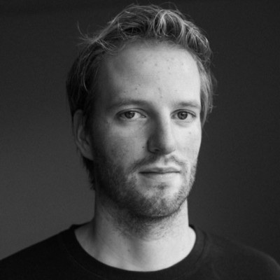 Zwart-wit portret van Liam Pleijers.